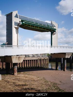 Hochwassersperre über dem Fluss Hull bei Ebbe und Gehweg unter hellblauem Himmel mit Wolken im Frühjahr in Hull, Yorkshire, Großbritannien. Stockfoto