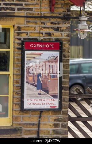 Der Bahnhof Oxenhope auf dem KWVR ist eine einzigartige 5 km lange Zweigbahn im Herzen von West Yorkshire, die historische Dampf- und Dieselzüge durch das atemberaubende Brontë Country führt. Berühmt gemacht für die Rolle, die es in dem Film The Railway Children spielte. Kredit: Windmill Images/Alamy Live Nachrichten Stockfoto