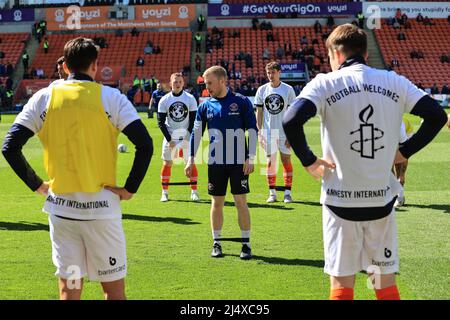 Blackpool, Großbritannien. 18. April 2022. Blackpool Spieler während der vor-Spiel Warmup in Blackpool, Vereinigtes Königreich am 4/18/2022. (Foto von Mark Cosgrove/News Images/Sipa USA) Quelle: SIPA USA/Alamy Live News Stockfoto