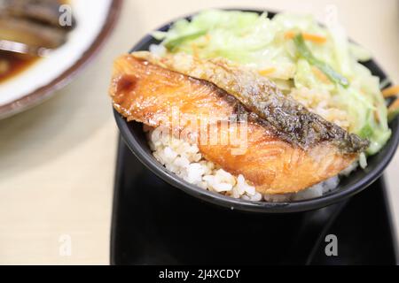 Der Lachsgrill wird auf dem japanischen Reis serviert. Stockfoto