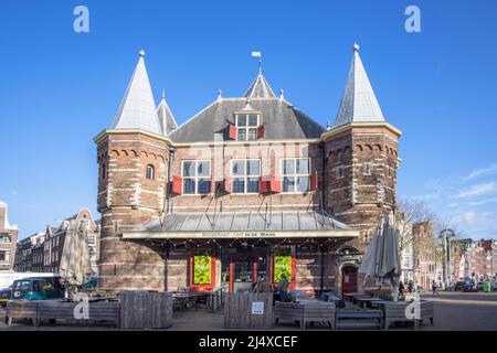 Cafe in de waag befindet sich im alten Stadttor in Nieuwmarkt in amsterdam holland Stockfoto