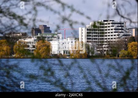 Hamburg, Deutschland. 07. April 2022. Das Gebäude des amerikanischen Generalkonsulats an der Außenalster. Quelle: Jonas Walzberg/dpa/Alamy Live News Stockfoto