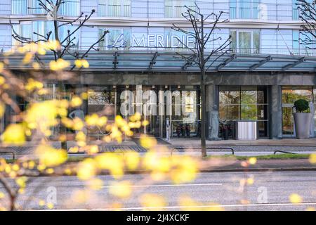 Hamburg, Deutschland. 07. April 2022. Das Hotel Le Meridién an der Alster. Quelle: Jonas Walzberg/dpa/Alamy Live News Stockfoto