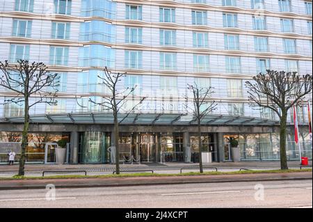 Hamburg, Deutschland. 07. April 2022. Das Hotel Le Meridién an der Alster. Quelle: Jonas Walzberg/dpa/Alamy Live News Stockfoto