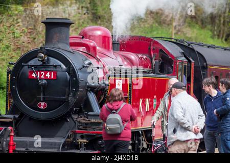 Der Bahnhof Oxenhope auf dem KWVR ist eine einzigartige 5 km lange Zweigbahn im Herzen von West Yorkshire, die historische Dampf- und Dieselzüge durch das atemberaubende Brontë Country führt. Berühmt gemacht für die Rolle, die es in dem Film The Railway Children spielte. Kredit: Windmill Images/Alamy Live Nachrichten Stockfoto