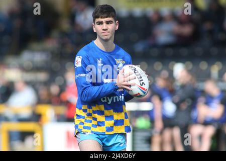 Castleford, Großbritannien. 18. April 2022. The Mend-A-Hose Jungle, Castleford, West Yorkshire, 18.. April 2022. Betfred Super League Castleford Tigers vs Leeds Rhinos Jack Sinfield aus Leeds Rhinos wärmt sich vor seinem Teamdebüt 1. gegen Castleford Tigers auf. Kredit: Touchlinepics/Alamy Live Nachrichten Stockfoto