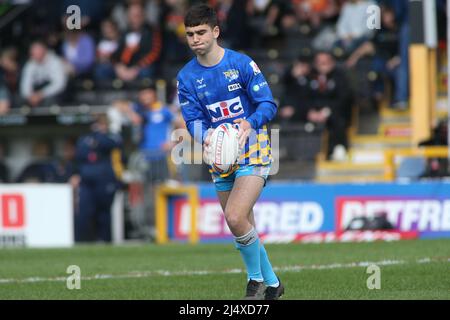 Castleford, Großbritannien. 18. April 2022. The Mend-A-Hose Jungle, Castleford, West Yorkshire, 18.. April 2022. Betfred Super League Castleford Tigers vs Leeds Rhinos Jack Sinfield aus Leeds Rhinos wärmt sich vor seinem Teamdebüt 1. gegen Castleford Tigers auf. Kredit: Touchlinepics/Alamy Live Nachrichten Stockfoto