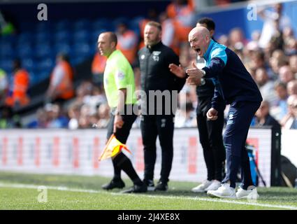 Der Manager der Queens Park Rangers, Mark Warburton (rechts), ist während des Sky Bet Championship-Spiels im Kiyan Prince Foundation Stadium, London, auf der Touchline. Bilddatum: Montag, 18. April 2022. Stockfoto