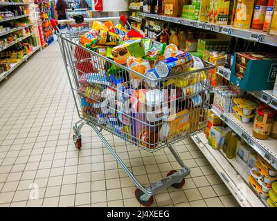 Paris, Frankreich, französischer Supermarkt drinnen mit vollem Caddy im Gang, Einkaufswagen, Lebensmittelpreise, Trolley Supermarkt frankreich Stockfoto