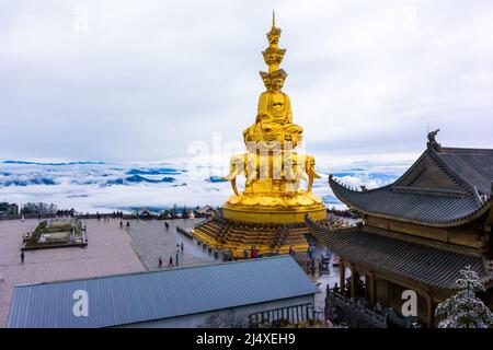 EMEISHAN, China, Weitwinkel, Scenic View, buddhistischer Tempel, Buddha-Statue im Bergdorf, Statue bouddha Stockfoto