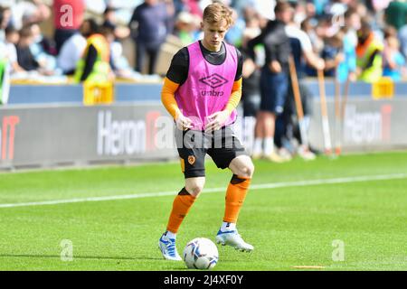 LONDON, GROSSBRITANNIEN. APR 18. Keane Lewis-Potter von Hull City wärmt sich vor dem Sky Bet Championship-Spiel zwischen Millwall und Hull City am Montag, dem 18.. April 2022, in Den, London auf. (Kredit: Ivan Yordanov | MI Nachrichten) Kredit: MI Nachrichten & Sport /Alamy Live Nachrichten Stockfoto