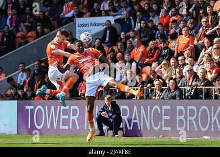 Blackpool, Großbritannien. 18. April 2022. Callum Connolly #2 von Blackpool macht am 4/18/2022 in Blackpool, Großbritannien, den Ball frei. (Foto von Mark Cosgrove/News Images/Sipa USA) Quelle: SIPA USA/Alamy Live News Stockfoto