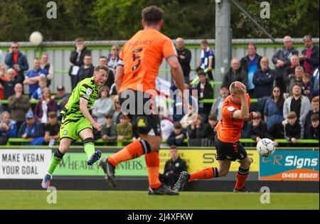 Regan Hendry von Forest Green Rovers erzielt das Eröffnungstreffer während des zweiten Spiels der Sky Bet League beim voll geladenen New Lawn, Nailsworth. Bilddatum: Montag, 18. April 2022. Stockfoto