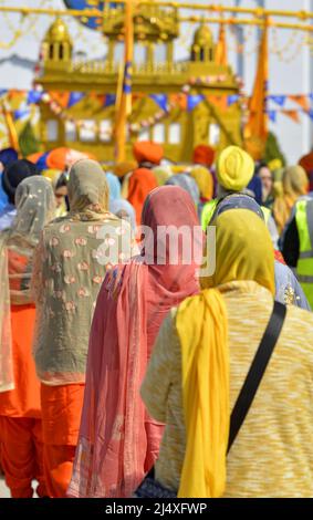 Gravesend, Kent, Großbritannien. 16.. April 2022. Tausende von Mitgliedern der großen Sikh-Gemeinschaft von Gravesend durchlaufen die Stadt vom Guru Nanak Darbar Gur Stockfoto