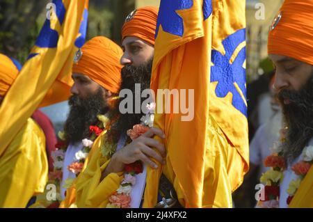 Gravesend, Kent, Großbritannien. 16.. April 2022. Tausende von Mitgliedern der großen Sikh-Gemeinschaft von Gravesend durchlaufen die Stadt vom Guru Nanak Darbar Gur Stockfoto