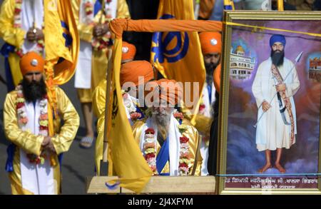 Gravesend, Kent, Großbritannien. 16.. April 2022. Tausende von Mitgliedern der großen Sikh-Gemeinschaft von Gravesend durch die Stadt vom Guru Nanak Darbar Gurd Stockfoto