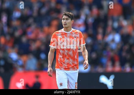 Blackpool, Großbritannien. 18. April 2022. Kenny Dougall #12 von Blackpool während des Spiels in Blackpool, Großbritannien am 4/18/2022. (Foto von Mark Cosgrove/News Images/Sipa USA) Quelle: SIPA USA/Alamy Live News Stockfoto