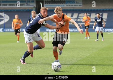 London, Großbritannien. 18. April 2022. Keane Lewis-Potter #11 von Hull City und Daniel Ballard #26 von Millwall spielen für den Ball. In London, Vereinigtes Königreich am 4/18/2022. (Foto von Carlton Myrie/News Images/Sipa USA) Quelle: SIPA USA/Alamy Live News Stockfoto