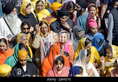 Gravesend, Kent, Großbritannien. 16.. April 2022. Tausende von Mitgliedern der großen Sikh-Gemeinschaft von Gravesend durchlaufen die Stadt vom Guru Nanak Darbar Gur Stockfoto