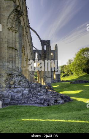 Fliegende Stütze auf Nordwand des Presbyteros mit Nordtransept hinter bei ruinierten Rievaulx Zisterzienserabtei gegründet 1132 - unterdrückt 1538 Stockfoto