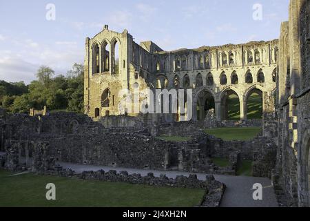 Blick auf das Presbyterium und das südliche Querschiff über das Infirmary Cloister & Äbte House der ruinierten Rievaulx Zisterzienserabtei Stockfoto