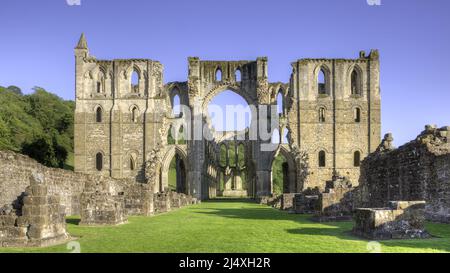 Blick entlang des Kirchenschiffs zum Presbyterium, Nord- und Südtransepten und Mönche Überfahrt zum Altar der zerstörten Zisterzienserabtei Rievaulx Stockfoto