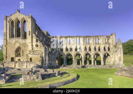 Presbyterium und Südtranssept mit Kapitelhaus Ruine (L Vordergrund) der ruinierten Rievaulx Zisterzienserabtei gegründet 1132 - unterdrückt 1538. Stockfoto