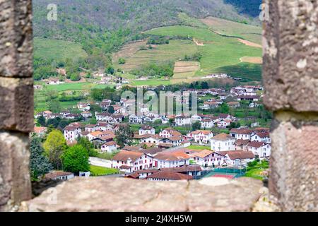 Stadtbild des Dorfes Saint Jean Pied de Port, Frankreich. Blick auf die gesamte Stadt mit Panoramablick auf eine bunte Landschaft. Horizontale Fotografie. Stockfoto