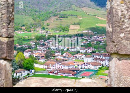 Stadtbild des Dorfes Saint Jean Pied de Port, Frankreich. Blick auf die gesamte Stadt mit Panoramablick auf eine bunte Landschaft. Horizontale Fotografie. Stockfoto