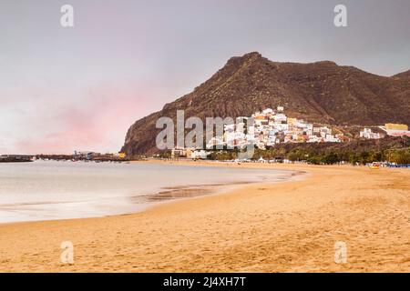 Playa de Las Teresitas. Der künstliche, weiße Sand, berühmter Strand in Santa Cruz de Teneriffa, Spanien. Stockfoto