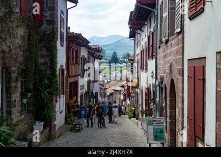 Stadtbild des Dorfes Saint Jean Pied de Port, Frankreich. Blick auf die gesamte Stadt mit Panoramablick auf eine bunte Landschaft. Horizontale Fotografie. Stockfoto