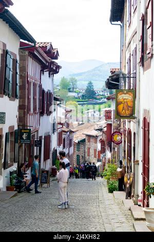 Stadtbild des Dorfes Saint Jean Pied de Port, Frankreich. Blick auf die gesamte Stadt mit Panoramablick auf eine bunte Landschaft. Horizontale Fotografie. Stockfoto