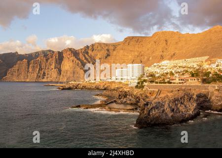 Der Blick auf die berühmten Klippen und den natürlichen, felsigen Pool in Los Gigantes. Teneriffa, Kanarische Inseln, Spanien. Stockfoto