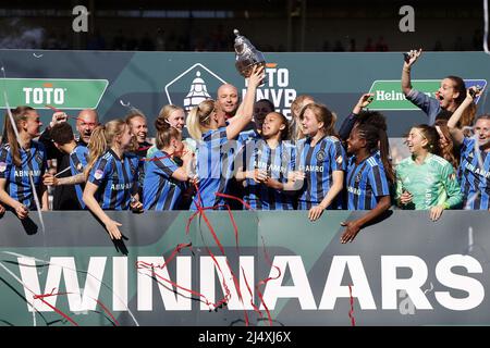 NIJMEGEN - Ajax-Frauen feiern den Sieg mit dem TOTO KNVB Cup, dem KNVB Cup, der TOTO KNVB Trophy nach dem KNVB Cup-Finale für Frauen zwischen PSV und Ajax im Stadion De Goffert am 18. April 2022 in Nijmegen, Niederlande. ANP SEM VAN DER WAL Stockfoto