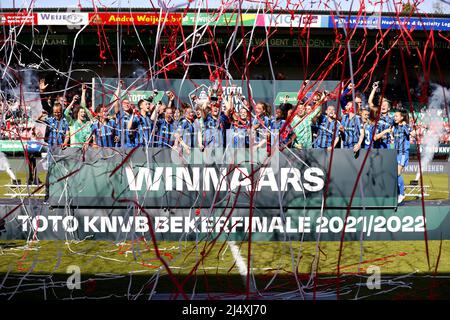 NIJMEGEN - Ajax-Frauen feiern den Sieg mit dem TOTO KNVB Cup, dem KNVB Cup, der TOTO KNVB Trophy nach dem KNVB Cup-Finale für Frauen zwischen PSV und Ajax im Stadion De Goffert am 18. April 2022 in Nijmegen, Niederlande. ANP SEM VAN DER WAL Stockfoto