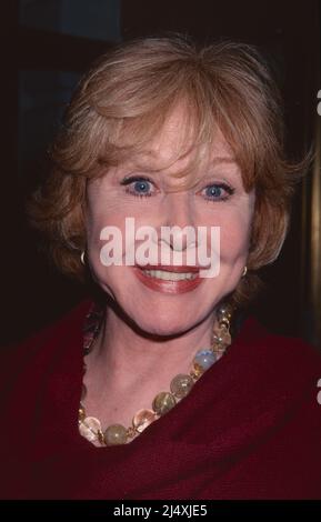 Michael Learned nimmt am 8. November 1998 an der Eröffnungsnacht von „Side man“ im Golden Theatre in New York City Teil. Foto: Henry McGee/MediaPunch Stockfoto