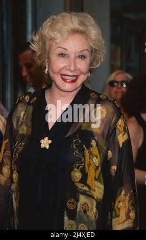 Michael Learned nimmt am 18. August 2002 an der Eröffnungsnacht der Wiederbelebung von Rodgers und Harts „The Boys from Syracuse“ durch die Roundabout Theatre Company im American Airlines Theatre in New York City Teil. Foto: Henry McGee/MediaPunch Stockfoto