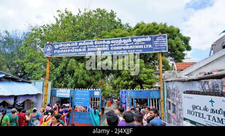 Kanyakumari,Tamilnadu,Indien-April 16 2022: Touristen warten in einer langen Schlange, um Fährtickets für den Besuch des Vivekananda Rock Memorial und des Thiruvalluvar S zu buchen Stockfoto