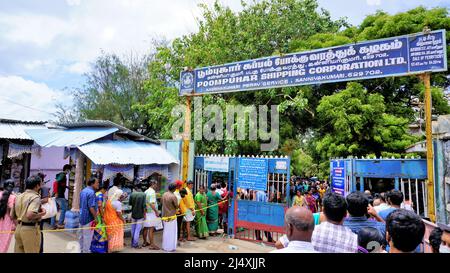 Kanyakumari,Tamilnadu,Indien-April 16 2022: Touristen warten in einer langen Schlange, um Fährtickets für den Besuch des Vivekananda Rock Memorial und des Thiruvalluvar S zu buchen Stockfoto