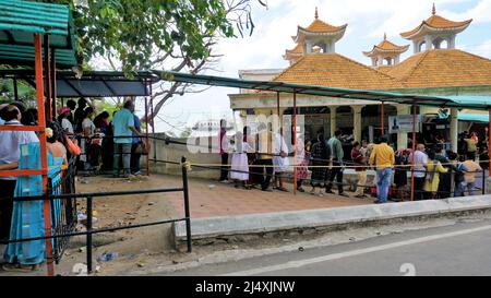 Kanyakumari,Tamilnadu,Indien-April 16 2022: Touristen warten in einer langen Schlange, um Fährtickets für den Besuch des Vivekananda Rock Memorial und des Thiruvalluvar S zu buchen Stockfoto