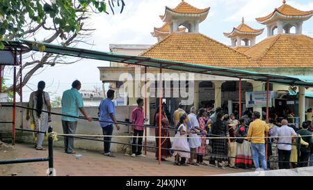 Kanyakumari,Tamilnadu,Indien-April 16 2022: Touristen warten in einer langen Schlange, um Fährtickets für den Besuch des Vivekananda Rock Memorial und des Thiruvalluvar S zu buchen Stockfoto