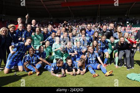 NIJMEGEN - Ajax-Trainer Danny Schenkel, Ajax-Torhüterin Regina van Eijk, Liza van der Most von Ajax, Lisa Doorn von Ajax, Stefanie van der Gragt von Ajax, Sherida Spitse von Ajax, Romee Leuchter von Ajax, Nadine Noordam von Ajax, Chasity Grant von Ajax, Esly Bakker von Ajax, Victoria Pelova von Ajax, Jonna van de Velde von Ajax, Ajax-Torhüter Lize Kop, Ajax-Torhüter Isa Pothof, Marthe Munsterman von Ajax, Nikita Tromp von Ajax, Kelly Zeeman von Ajax, Jamie Altelaar von Ajax, Tiny Hoekstra von Ajax, Zaina Bouzerrade von Ajax, Quincy Sabajo von Ajax Kay-Lee de Sanders von Ajax, Isa Kardinal von Ajax feiern Stockfoto