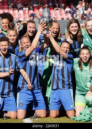 NIJMEGEN - (lr) Stefanie van der Gragt von Ajax, Sherida Spitse oder Ajax feiert den Sieg mit dem TOTO KNVB Cup, dem KNVB Cup, der TOTO KNVB Trophy nach dem KNVB Cup-Finalspiel der Frauen zwischen PSV und Ajax im Stadion De Goffert am 18. April 2022 in Nijmegen, Niederlande. ANP SEM VAN DER WAL Stockfoto