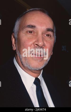 Frank Langella nimmt am 19. Mai 2002 an den jährlichen Drama Desk Awards 47. in der Konzerthalle der Fiorello H. LaGuardia High School of Music and Performing Arts im Lincoln Center in New York City Teil. Foto: Henry McGee/MediaPunch Stockfoto