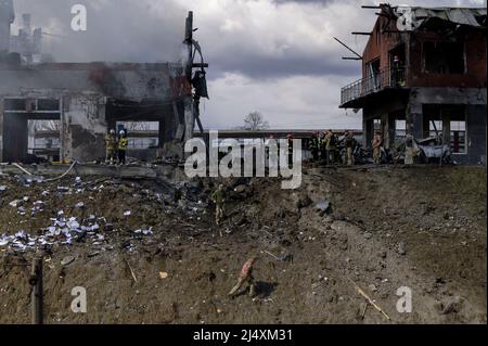 Lviv, Lviv, Ukraine. 18. April 2022. Arbeiter gesehen, während die Gegend erkunden. Am Morgen wurden in Lemberg, Berichten zufolge, vier Raketenangriffe durchgeführt, die die militärische Infrastruktur und eine stark beschädigte Reifenwerkstatt trafen. Angaben zufolge starben 7 Zivilisten und fast 11 wurden verletzt. (Bild: © Valeria Ferraro/ZUMA Press Wire) Stockfoto