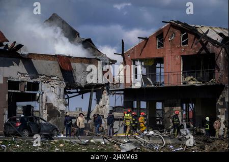 Lviv, Lviv, Ukraine. 18. April 2022. Am Morgen wurden in Lemberg, Berichten zufolge, vier Raketenangriffe durchgeführt, die die militärische Infrastruktur und eine stark beschädigte Reifenwerkstatt trafen. Angaben zufolge starben 7 Zivilisten und fast 11 wurden verletzt. (Bild: © Valeria Ferraro/ZUMA Press Wire) Stockfoto