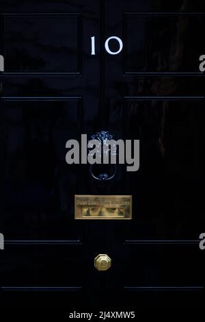 Berühmte schwarze Tür in der Downing Street Nr. 10, Residenz des britischen Premierministers, Westminster, London, Großbritannien Stockfoto