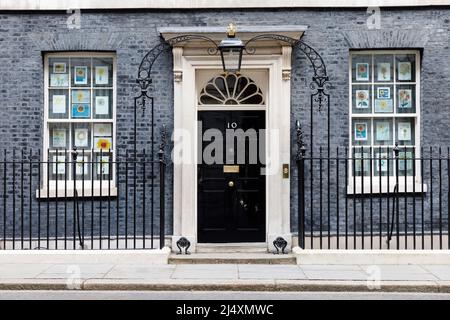 Berühmte schwarze Tür an der Nummer 10 Downing Street, London, Großbritannien Stockfoto