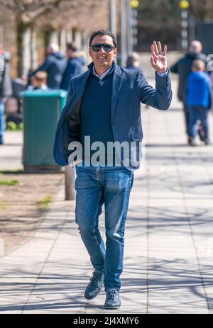 Anas Sarwar, der Vorsitzende der schottischen Labour-Partei, bei Loch Lomond Shores, Balloch, während der lokalen Wahlkampagne. Bilddatum: Montag, 18. April 2022. Stockfoto