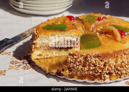 Nahaufnahme einer spanischen Ostermona. Konzept eines Kuchens, der am Ostermontag in Spanien gegessen wird. Stockfoto